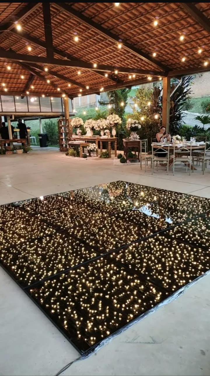 Pista Paris 4x4 iluminada em uma celebração